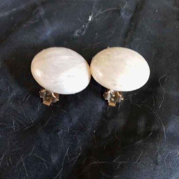 VTG BUTTON STYLE LARGE FAUX PEARLIZED CLIP ON EARRINGS HAS GOLD TONE FLOWER - Picture 4 of 5